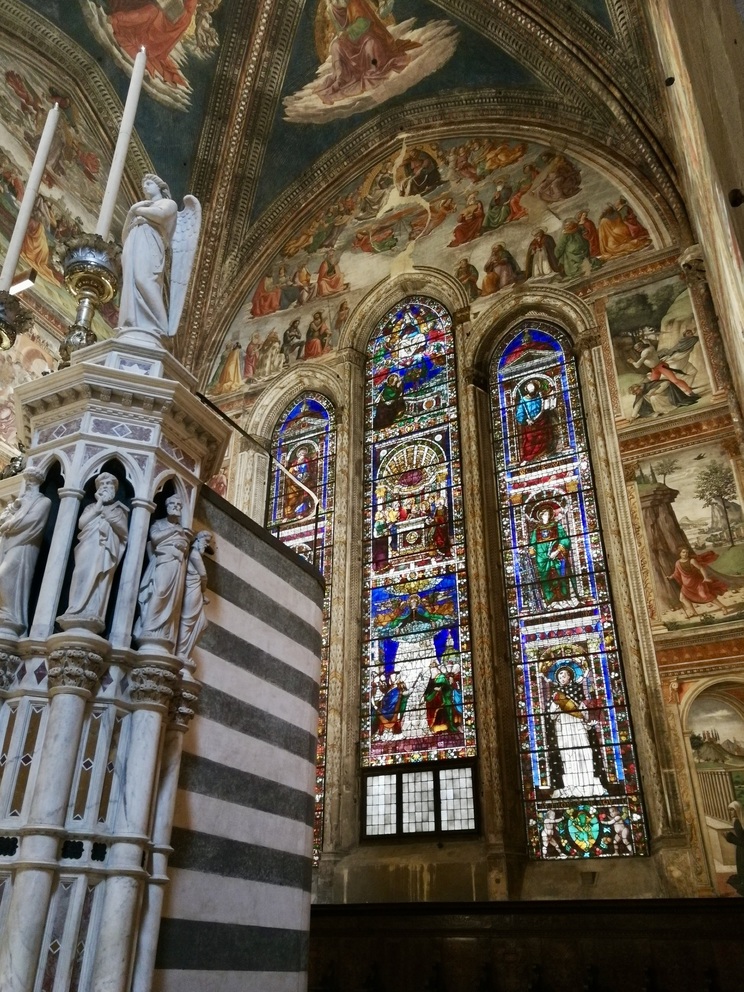 Santa Maria Novella - Cappella Maggiore con gli affreschi del Ghirlandaio, particolare, e parte dell'altare.