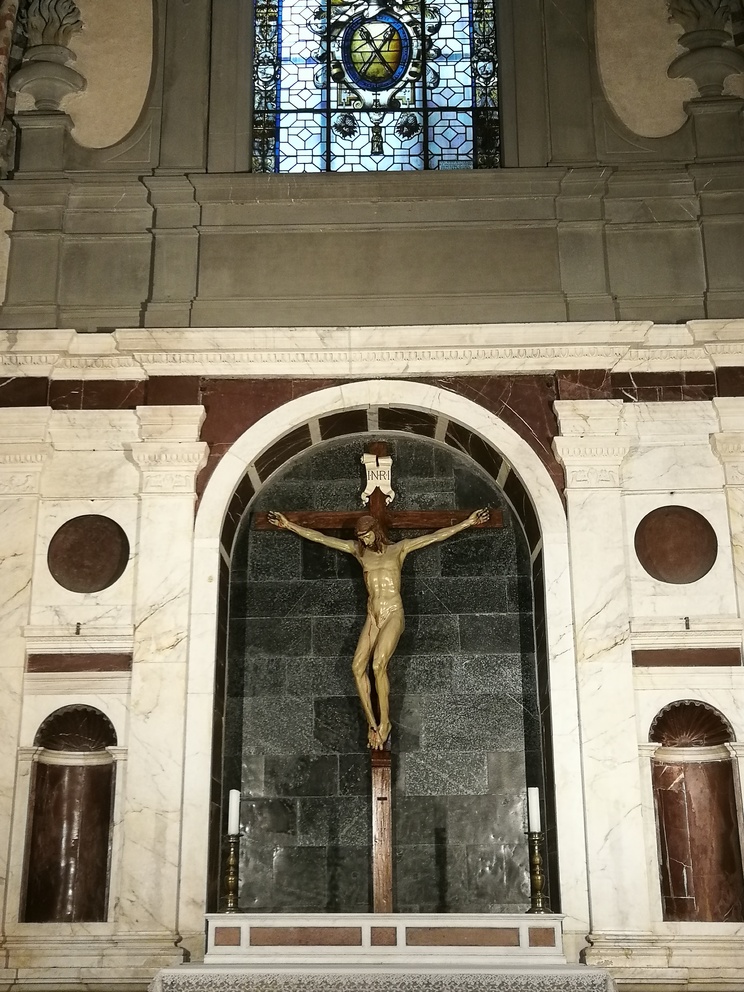 Santa Maria Novella - Crocifisso del Brunelleschi all'interno dell'architettura classica di marmi bianchi e rossi della cappella Gondi.