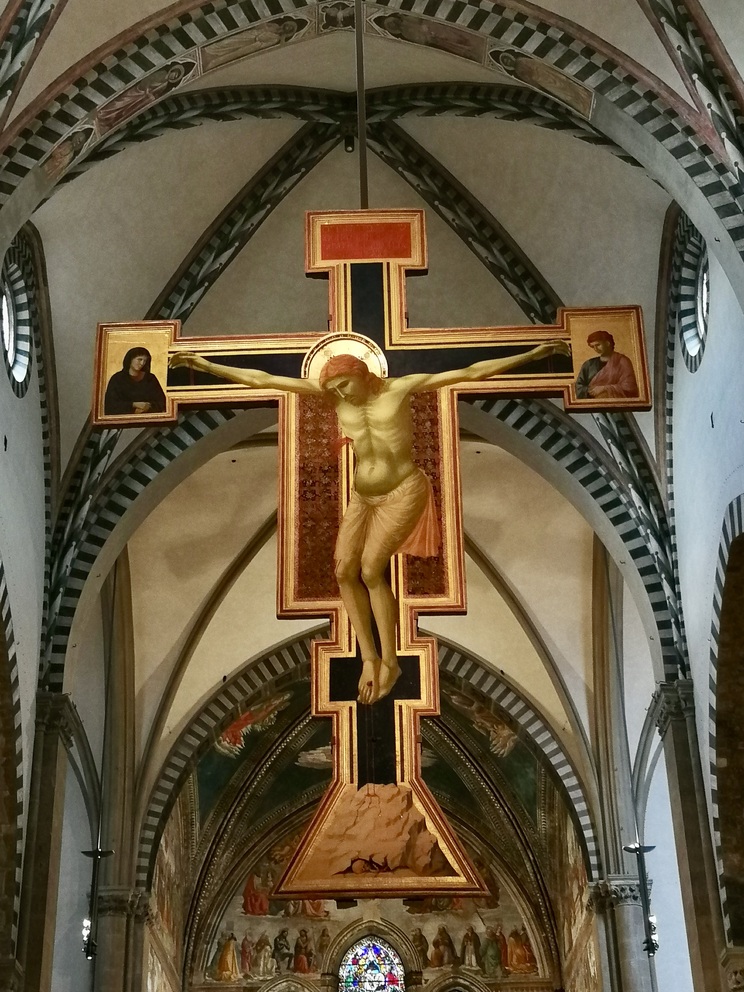 Santa Maria Novella - Crocifisso di Giotto ripreso nella sua interezza appeso al soffitto.