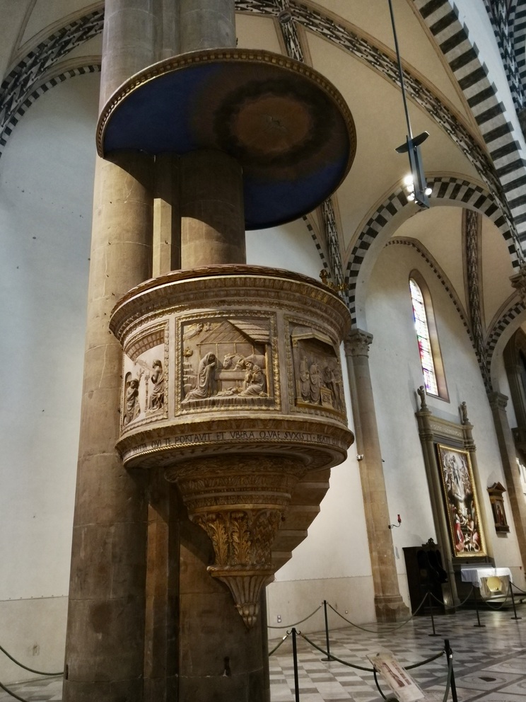 Santa Maria Novella - pulpito con rilievi.