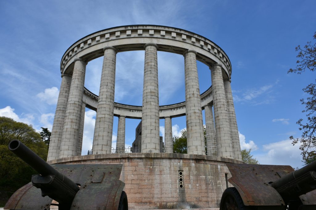 Mausoleo a Cesare Battisti: colonne e cannoni in primo piano.