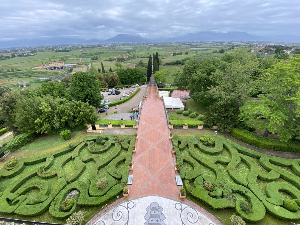 Villa Castelletti - giardino all'italiana visto dall'alto, con siepi di bosso che formano geometria, altri alberi e prati, strada che passa nel mezzo.