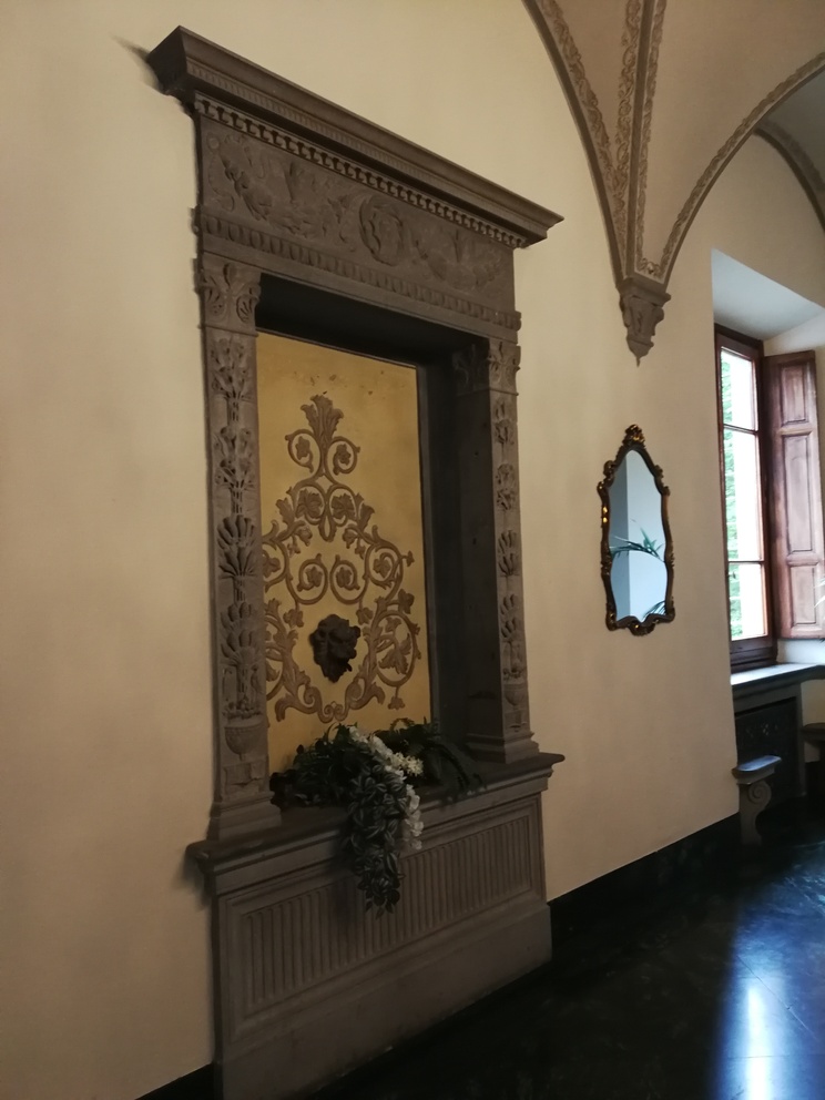 Villa Castelletti - lavabo in pietra serena con decorazione a grottesche.