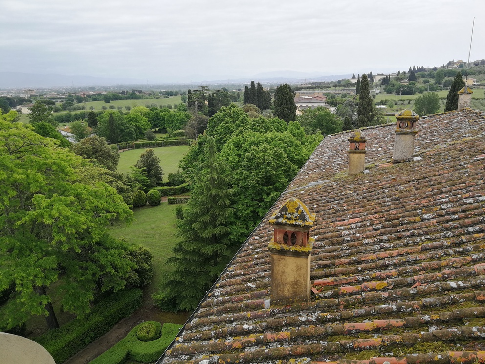 Villa Castelletti - comignoli delle cucine visti dall'alto, prato e vegetazione del panorama.