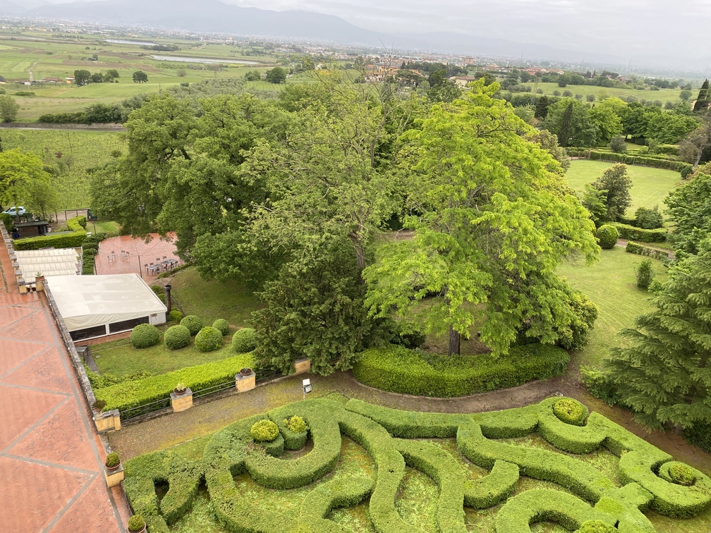 Villa Castelletti - giardino all'italiana visto dall'alto, con siepi di bosso che formano geometria, altri alberi e prati.