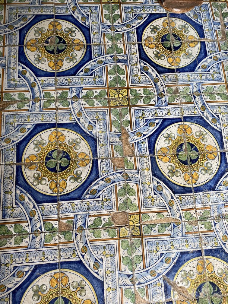 Villa Castelletti - pavimento colorato con stemma famiglia Meyer.