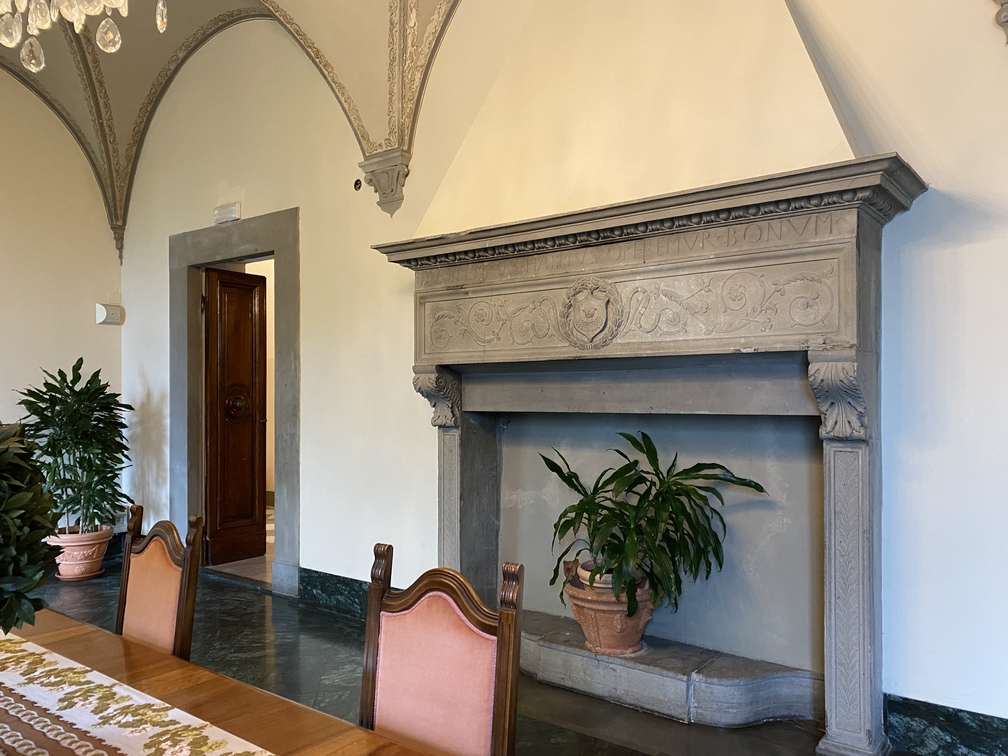 Villa Castelletti - sala verde con dettaglio del camino in pietra serena.