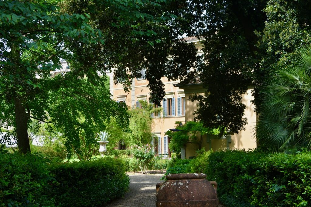 Giardino Torrigiani - si intravede palazzo tra alberi.