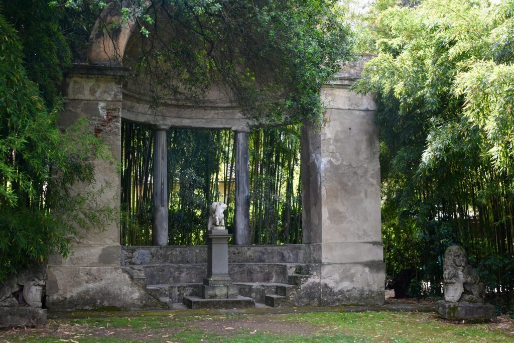 Giardino Torrigiani - finto rudere con colonne e statue.