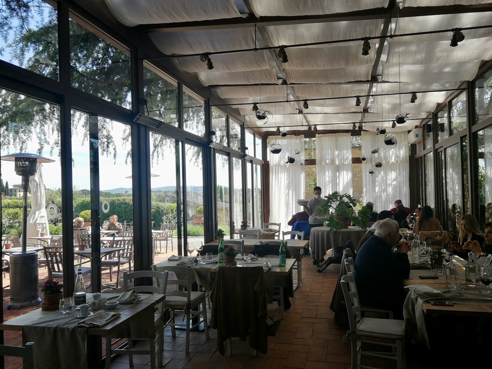 Impruneta - ristorante Diadema: interno con tavoli apparecchiati, alcune persone sedute e piante.