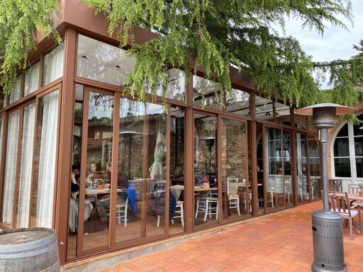 Impruneta - ristorante Diadema: la struttura esterna con vetri e tavoli.