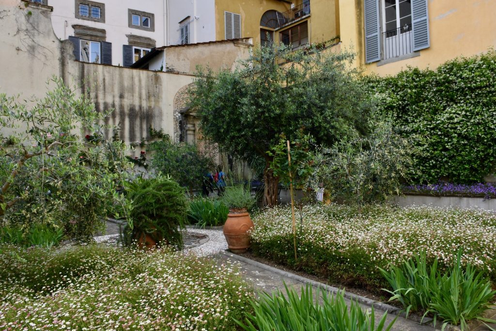 Palazzo Antellesi - cortile interno con varie piante e vasi.