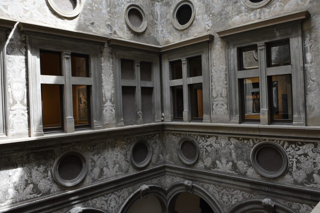Palazzo Bartolini Salimbeni - cortile con decorazioni bianche e grigie.