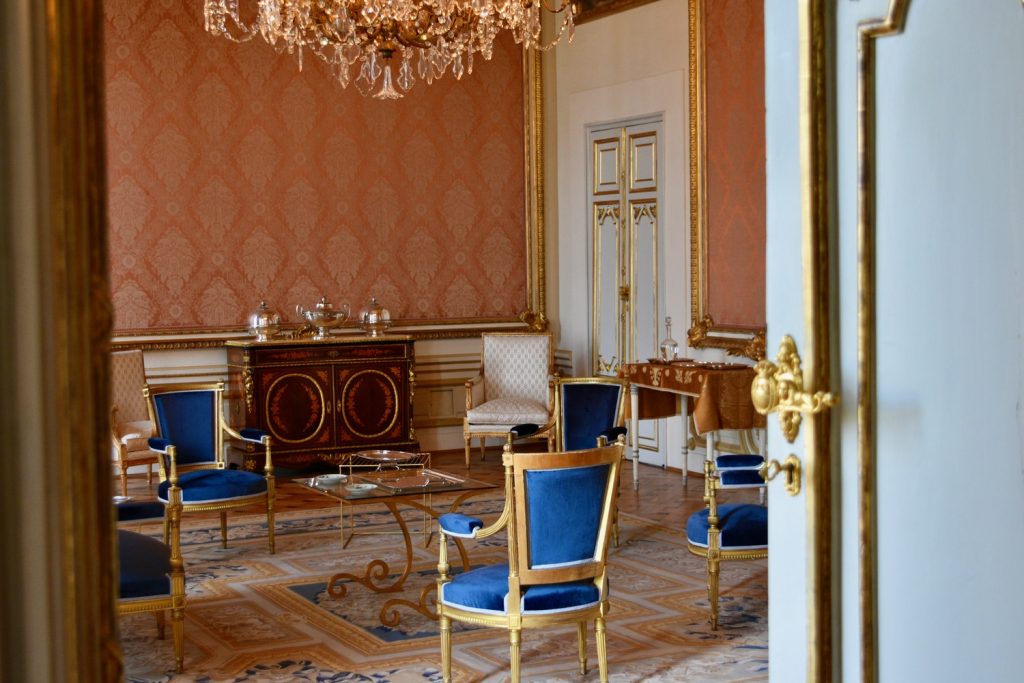 Palazzo Gianfigliazzi Bonaparte - sala con poltrone blu e decorazioni eleganti.