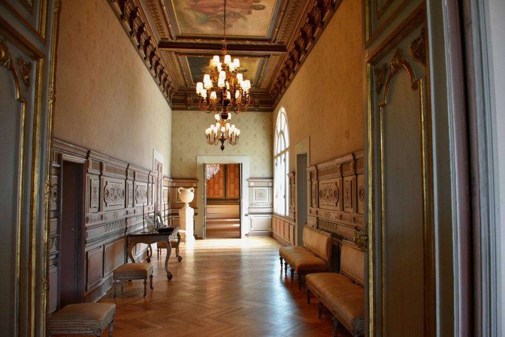 Palazzo Gianfigliazzi Bonaparte - ingresso con poltrone, bel lampadario e decorazioni eleganti.