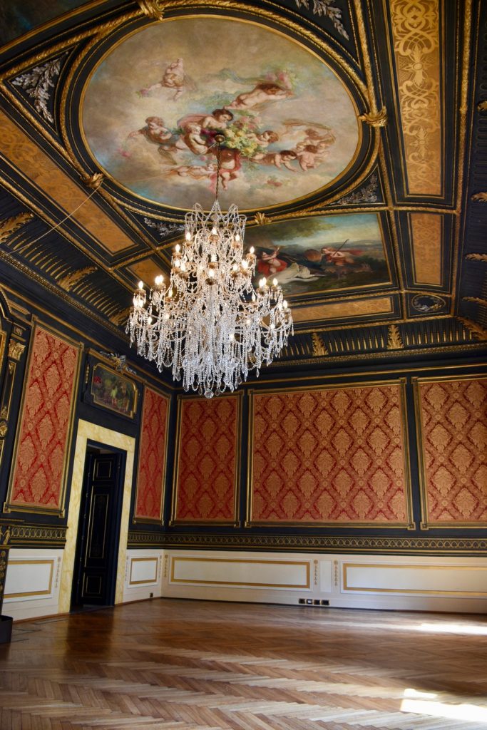 Palazzo Gianfigliazzi Bonaparte - sala più scura con parete rossastre.