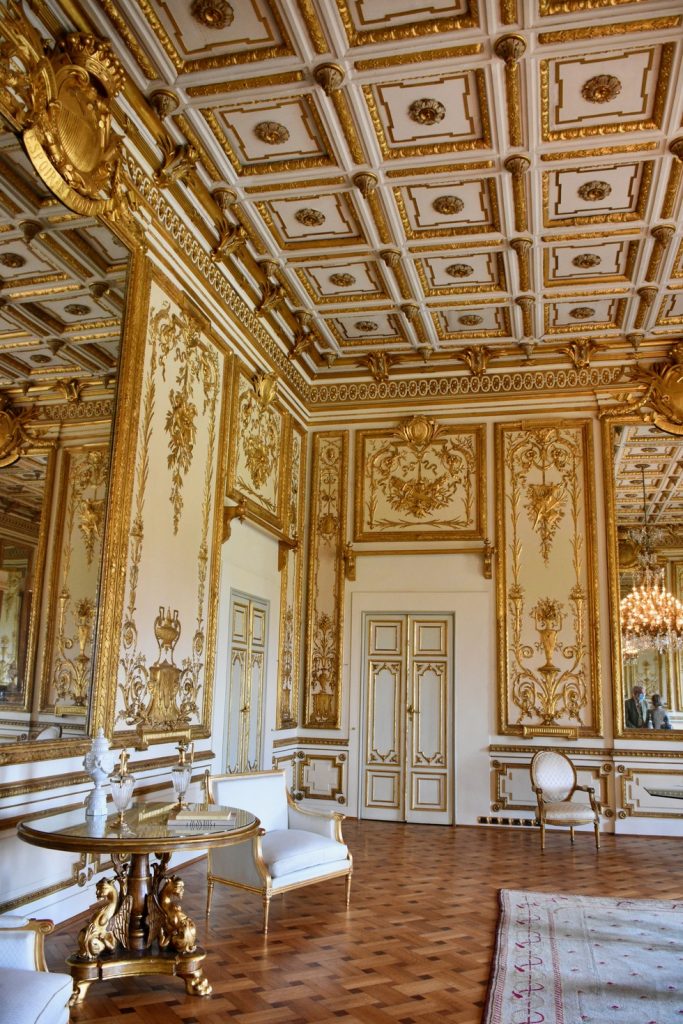 Palazzo Gianfigliazzi Bonaparte - sala dorata con bel lampadario, specchio e stucchi.