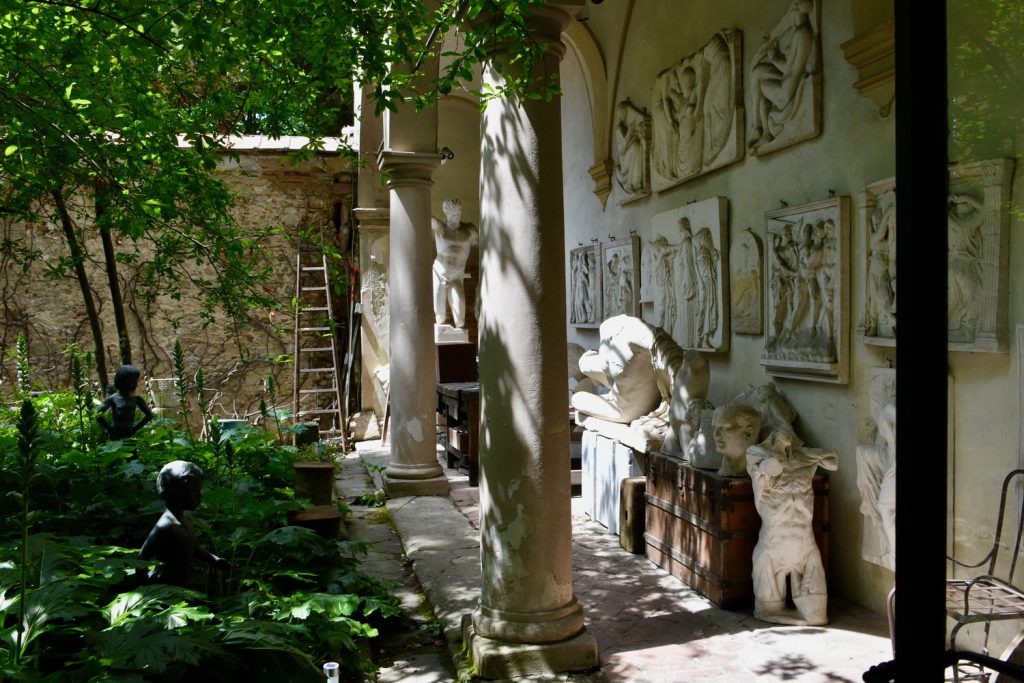 Palazzo Leopardi - cortile interno con gessi, loggiato e piante verdi.