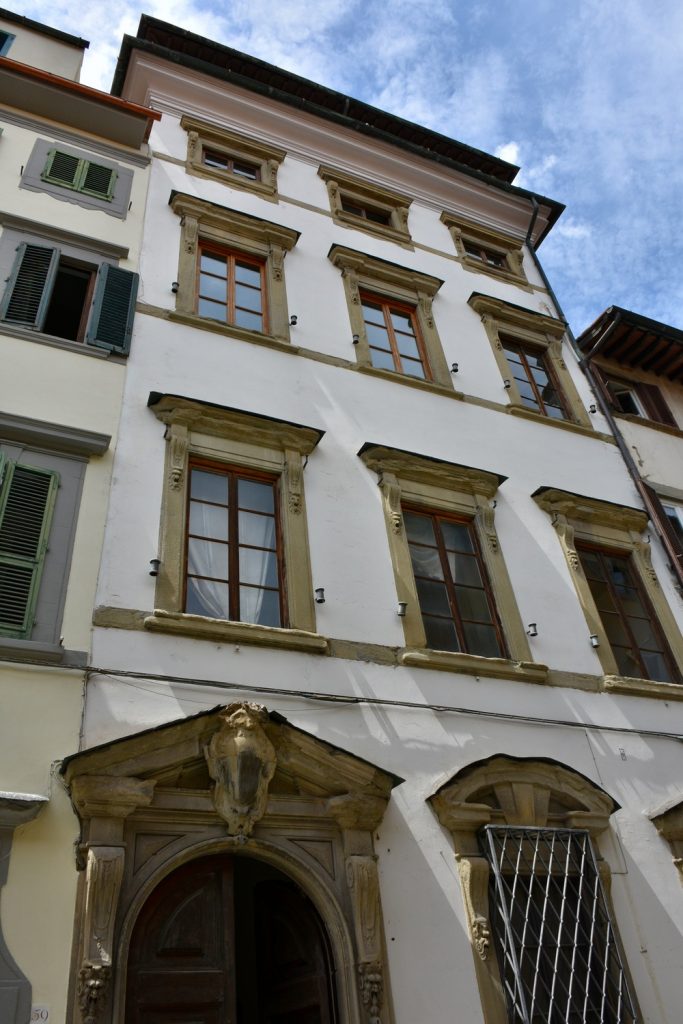 Palazzo Leopardi - facciata del palazzo con finestre e porte con cornici in pietra serena.