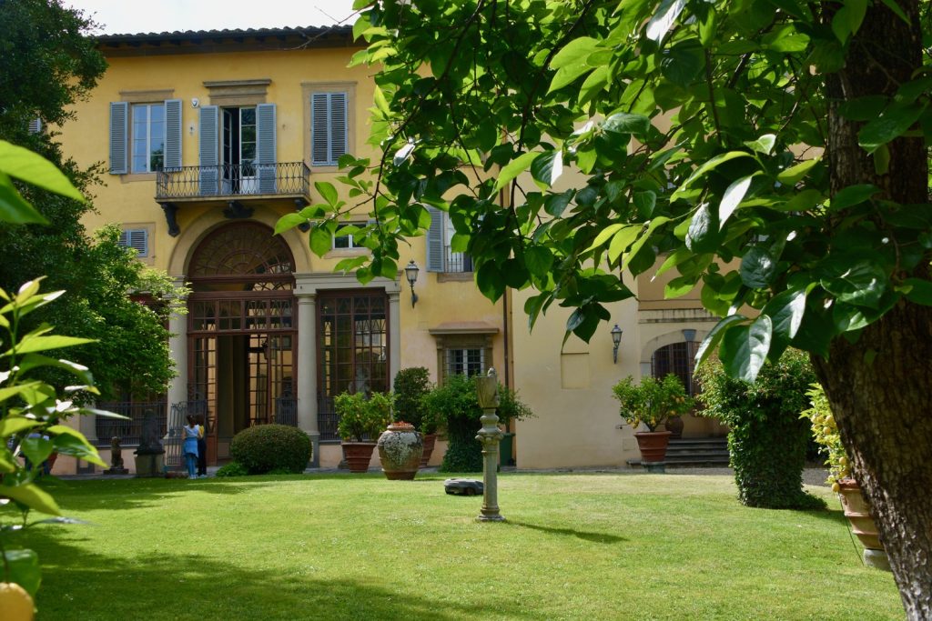 Palazzo Ximenes Panciatichi - giardino e loggiato del palazzo giallo. 