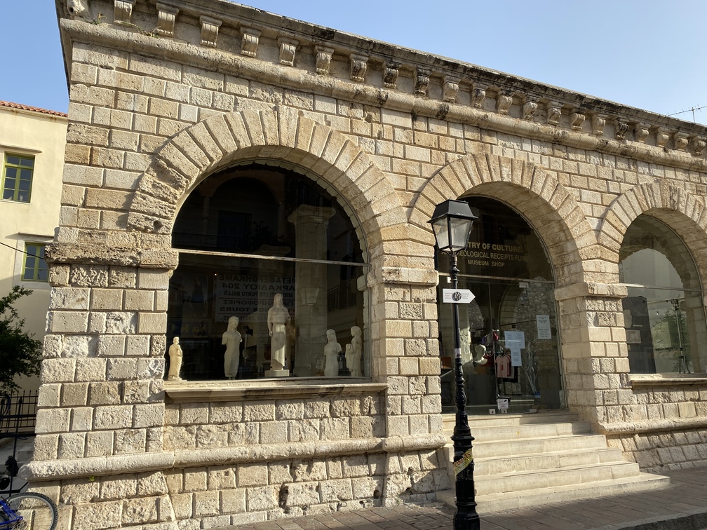Rethymno - La loggia in pietra con archi.