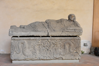 Villa Corsini a Castello - sarcofago.