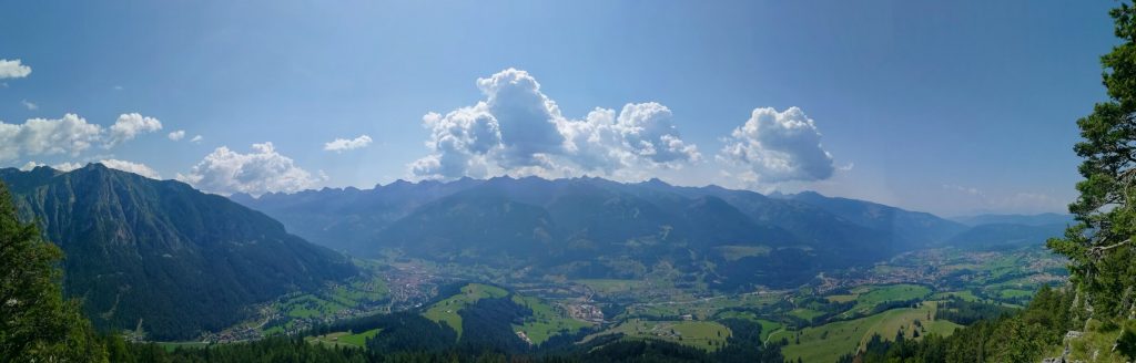 Panoramica dell'intera vista sulla Val di Fiemme dalla cima del Monte Cucal.