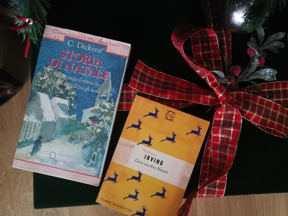 Due libri natalizi sotto l'albero.