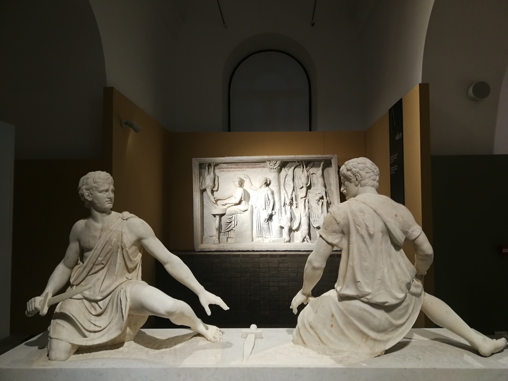 Due guerrieri alla mostra I Marmi Torlonia a Roma.