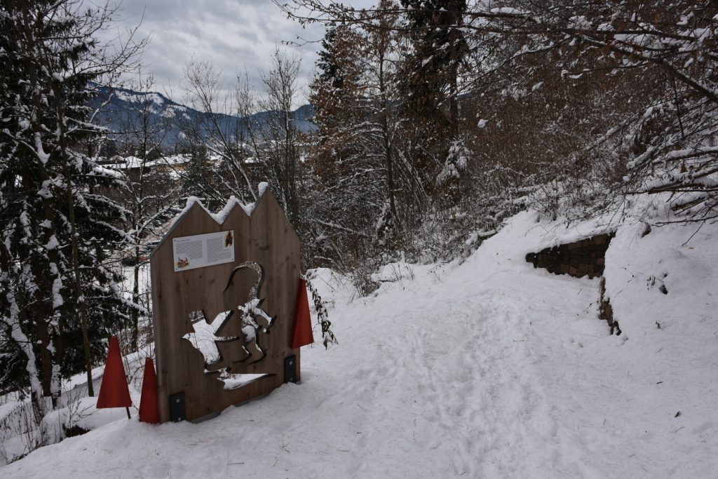 Percorso "Leggende della Val di Fiemme" - installazione tra la neve.
