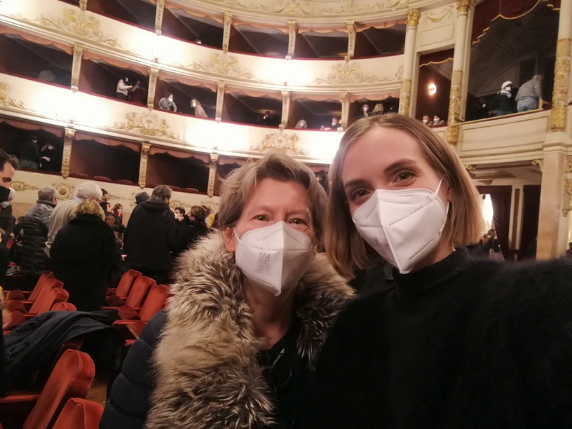 Federica e sua mamma al Teatro della Pergola.