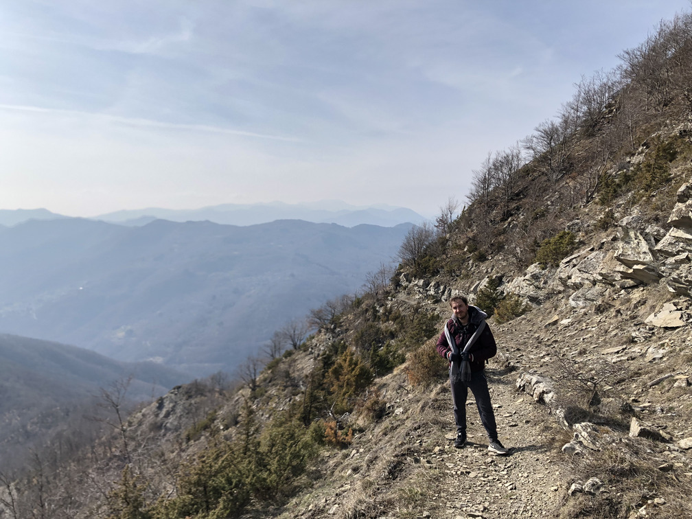Lorenzo lungo il sentiero verso Monte Calvi.