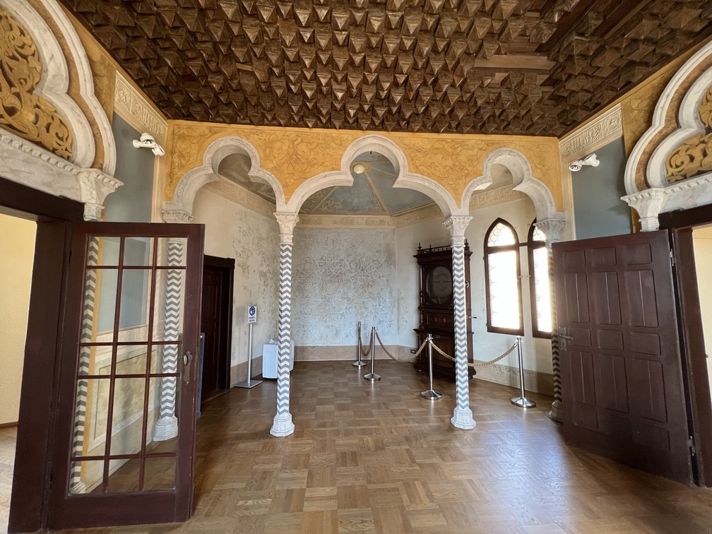 La Rocchetta Mattei - stanza in stile arabo moresco.