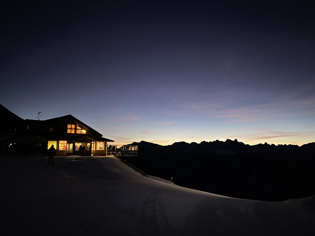 Trentino Ski Sunrise a Passo Feudo - primi chiarori dell'alba sul Rifugio Passo Feudo.