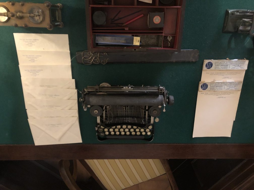 Torre e Casa Campatelli - carta da lettere e macchina da scrivere.