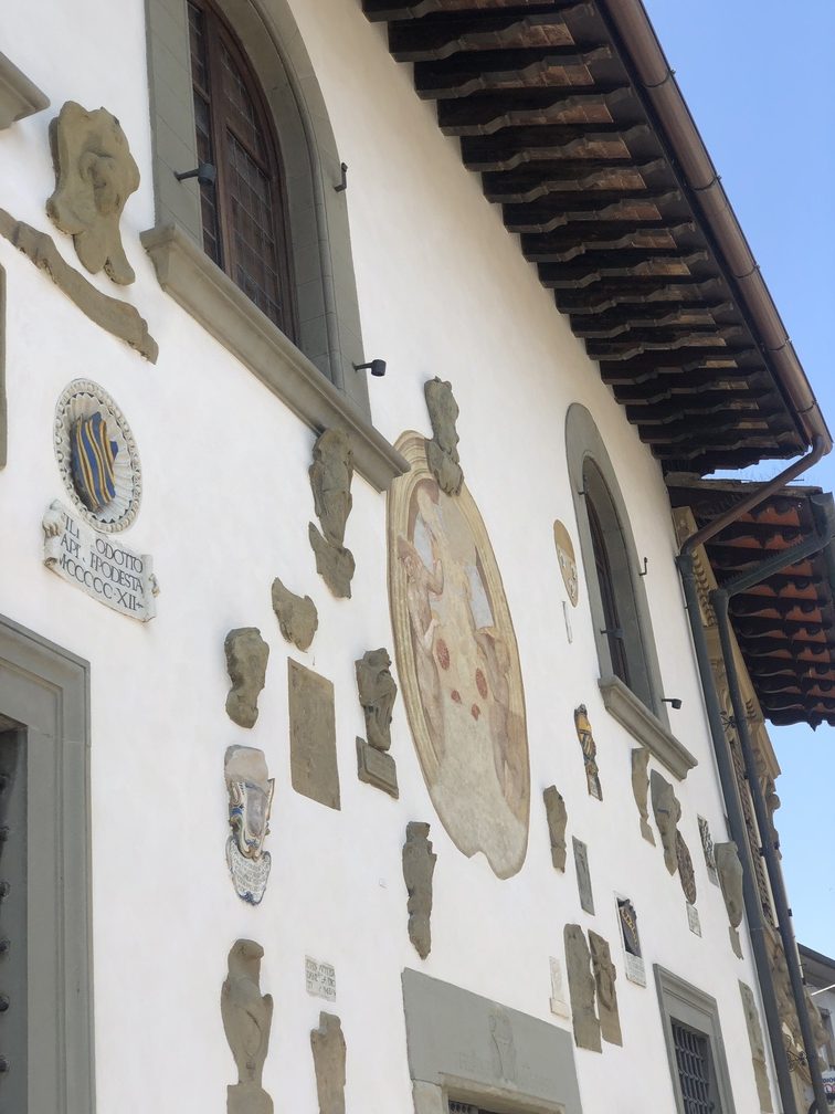 Palazzo Pretorio a Sesto Fiorentino - stemmi in facciata.