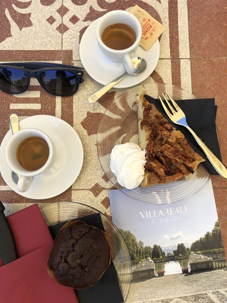 "Caffè Villa Reale" a Marlia - caffè e due dolci.