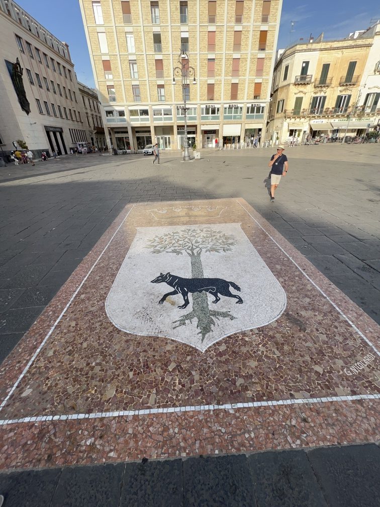 Lecce - piazza Sant'Oronzo, mosaico della lupa.