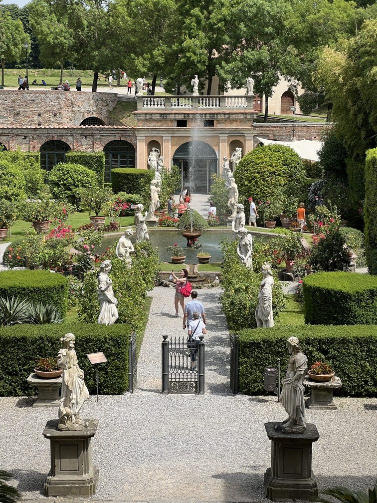 Palazzo Pfanner - entrata del giardino.
