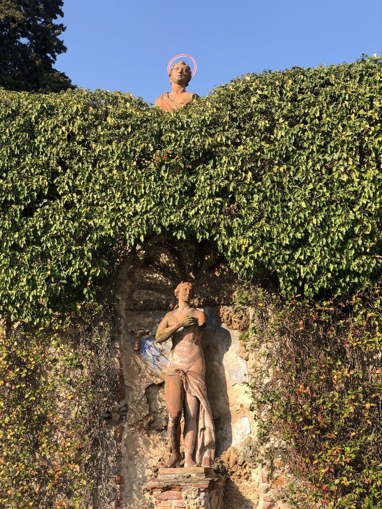Villa Aldobrandini Banchieri Rospigliosi - statua settecentesca con installazione di Serena Fineschi.