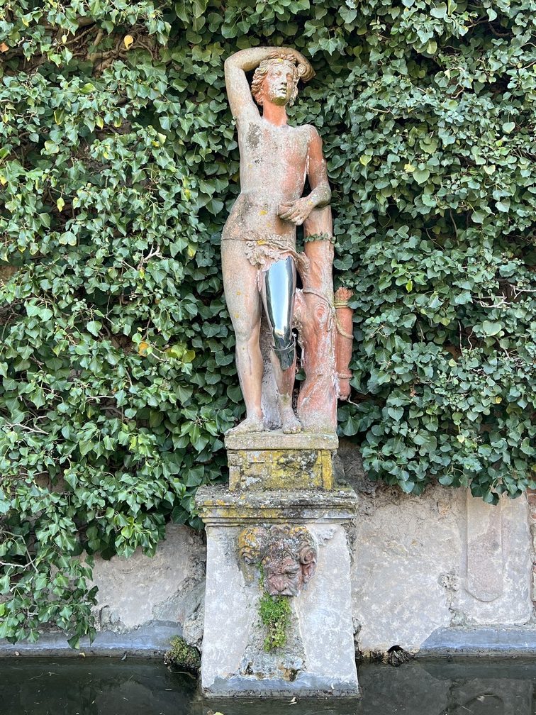 Villa Aldobrandini Banchieri Rospigliosi - statua settecentesca con installazione di Giovanni Termini.