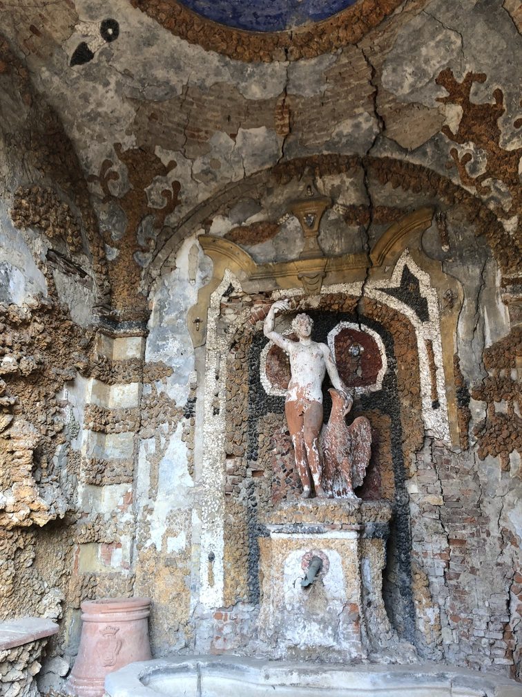 Villa Aldobrandini Banchieri Rospigliosi - grotta con statua di Zeus e Ganimede.
