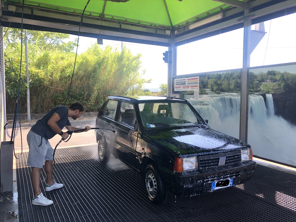 Lorenzo lava l'auto.