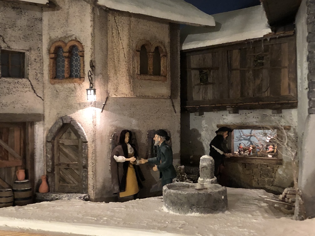 Tesero - presepio di Ciro Doliana, scenografia della Notte di Natale con figure di artigianato bavarese abbigliate da Sara Zola.