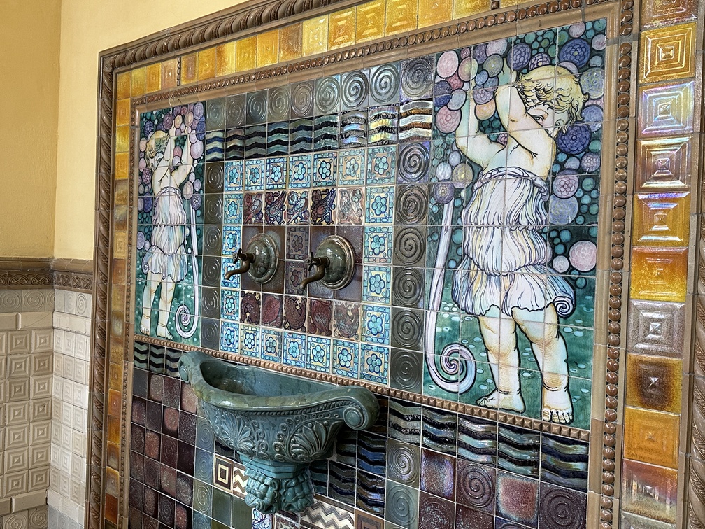 Terme delle Tamerici - stanza della mescita, decorata da Galileo Chini, particolare della vasca in grés.