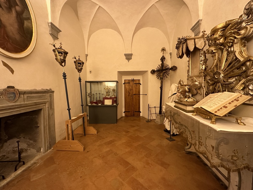 Badia di San Salvatore a Vaiano - sala dei paramenti liturgici.