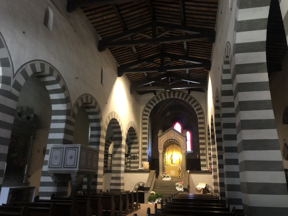 Badia di San Salvatore a Vaiano - interno della chiesa.