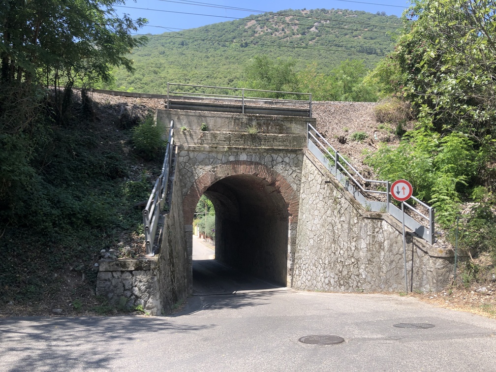 Trekking Rio Buti - sottopasso ferroviario a Gamberame Basso. 