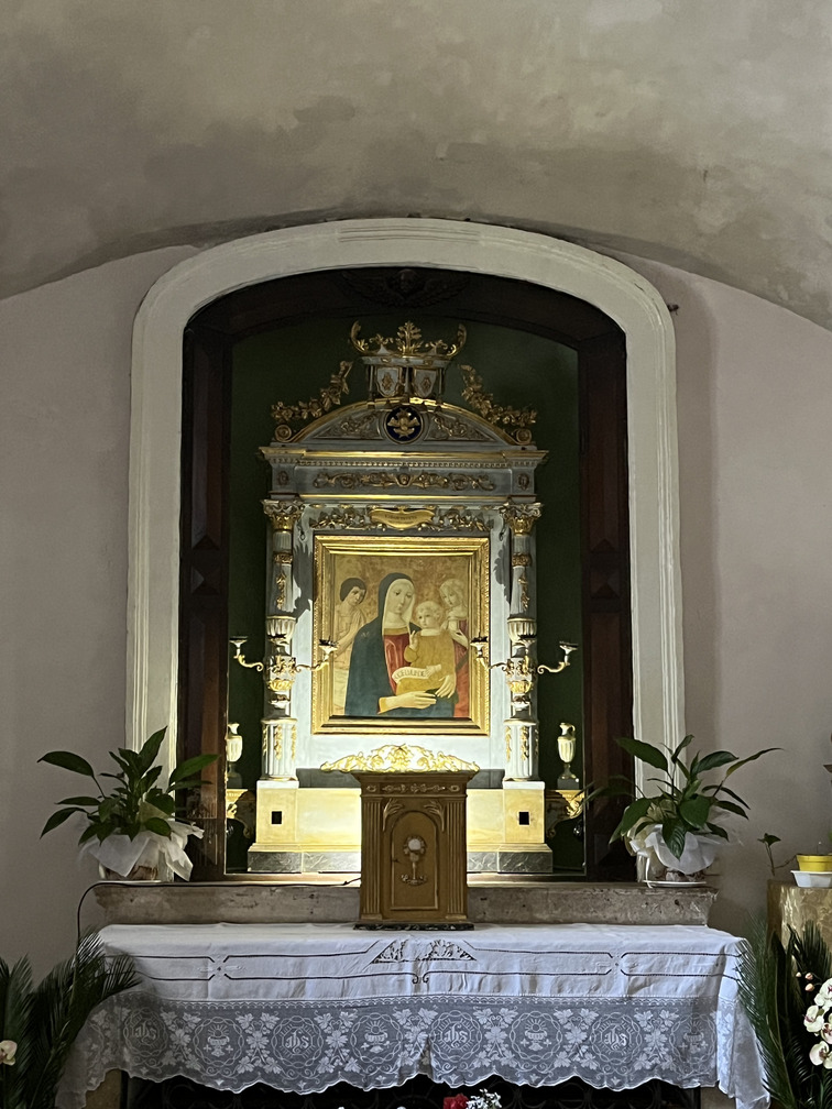 Saturnia - Chiesa di Santa Maria Maddalena, tavola raffigurante Madonna con Bambino tra San Sebastiano e Santa Maria Maddalena, attribuita a Benvenuto di Giovanni (fine XV sec.).