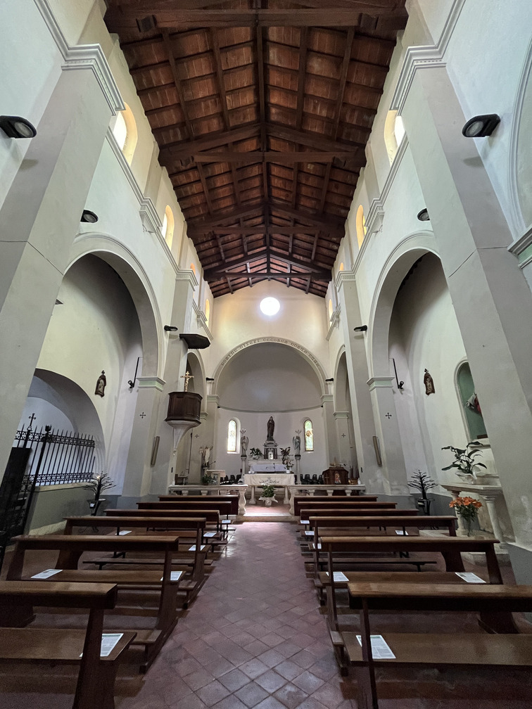 Saturnia - Chiesa di Santa Maria Maddalena, interno.